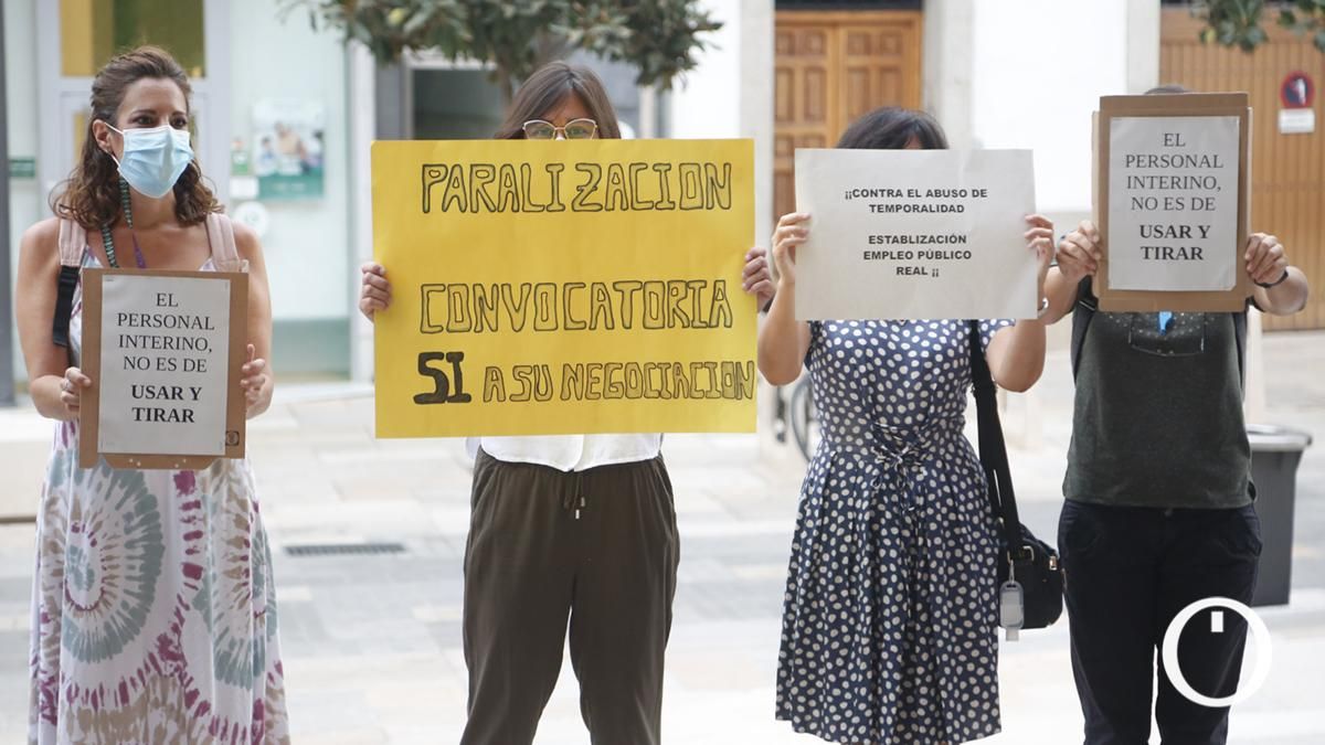 Concentración del personal interino y laboral indefinido no fijo en las puertas del Ayuntamiento de Córdoba