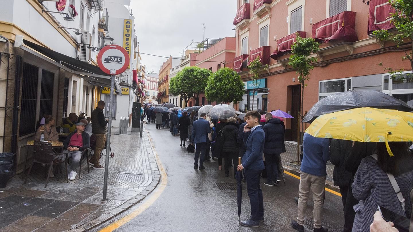 Cola desde El Altozano para visitar la Virgen de la Esperanza de Triana