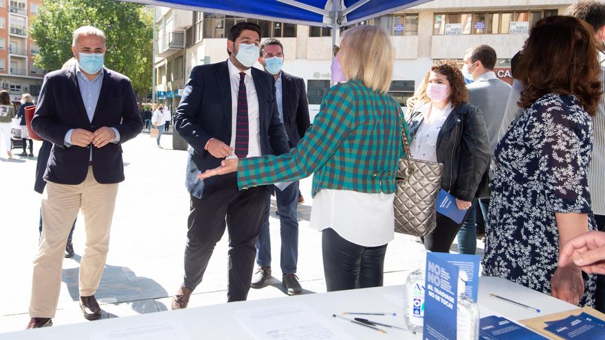 El presidentre López Miras visita y firma en la carpa para la recogida de firmas que promueve su partido para la defensa del trasvase Tajo - Segura