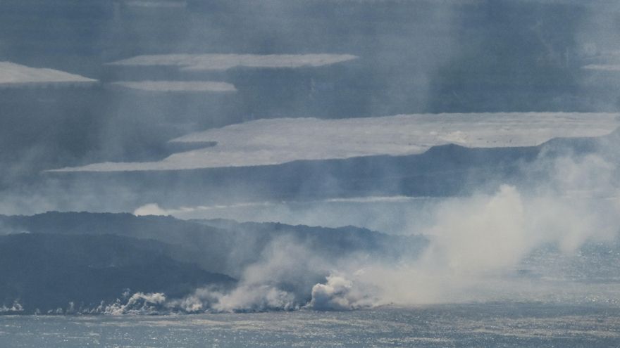 La colada del volcán de La Palma, que llegó al mar la pasada noche, ha formado un delta de lava. EFE/Ángel Medina G.
