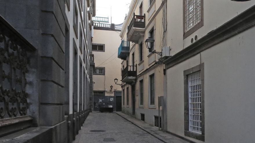 Al fondo a la derecha, la fachada de la casa de José y Mari en una de las callejuelas cerca de la Plaza Mayor de Santa Ana, en Las Palmas de Gran Canaria