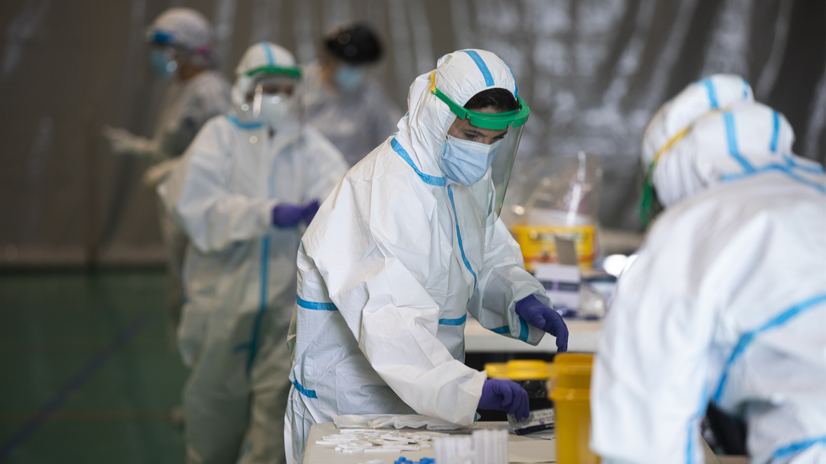 Sanitarios trabajando durante las pruebas de cribado de covid-19 con test de antígenos en pabellones deportivos de la ciudad. En el Pabellón Deportivo Pino Montano. En Sevilla (Andalucía, España), a 28 de octubre de 2020.