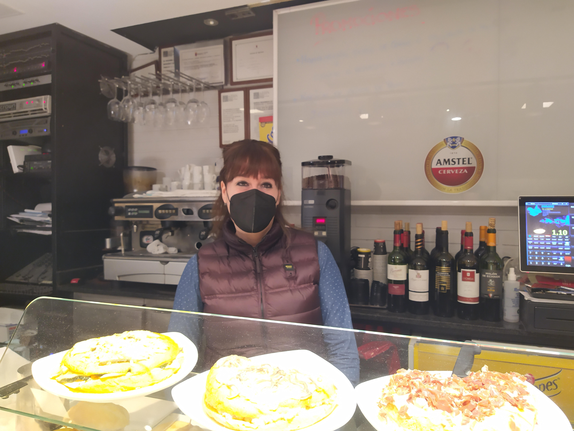 Gloria Fernández, tras la barra del bar La Granja de Pamplona