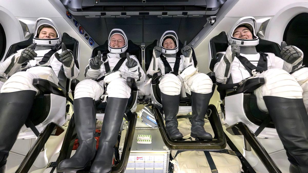 La tripulación,  poco después de haber aterrizado en el Océano Pacífico.