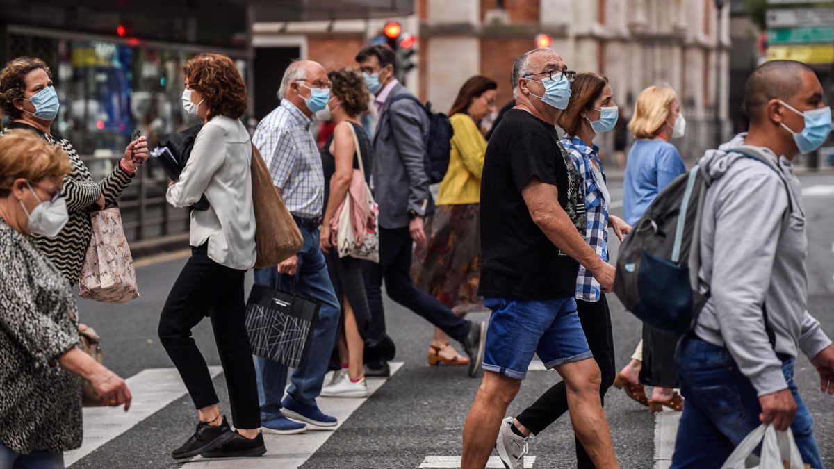Un grupo de ciudadanos camina por las calles de Bilbao protegidos con mascarillas. EFE/Miguel Toña.