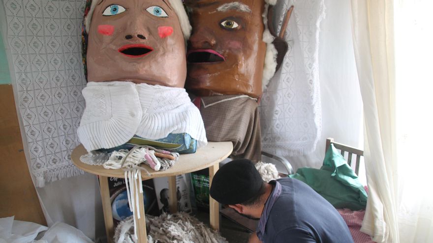 Los cabezudos de Tabanera de Cerrato (Palencia). De espaldas, Héctor Castrillejo.