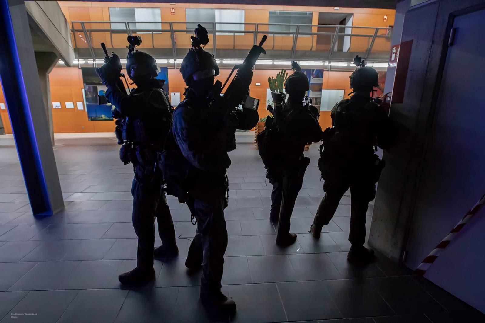 Militares, durante el ejercicio en la CT Barranco de Tirajana.