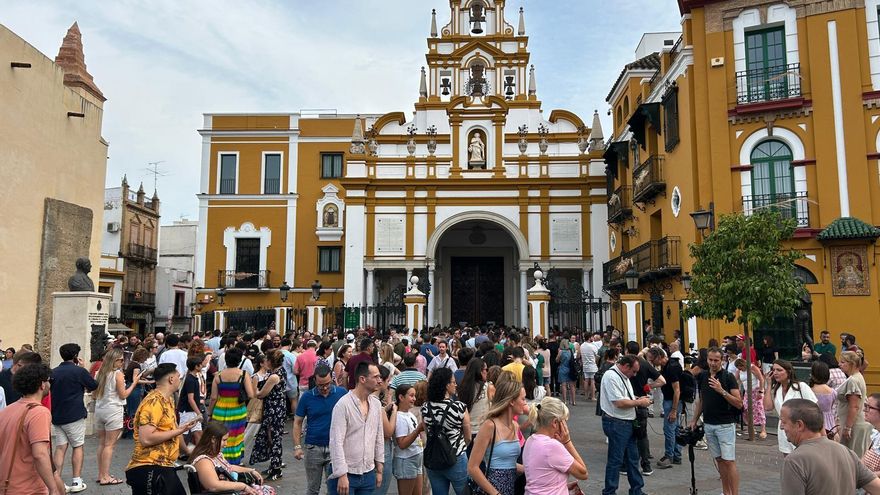 Protesta frente a la basílica de la Macarena por la polémica restauración de la Virgen