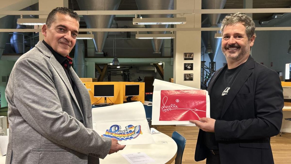 Fernando Argüello y Mariano de Paco (consejero de Cultura, Turismo y Deporte) en el acto por la adquisición de dos obras de Muelle el pasado mes de noviembre