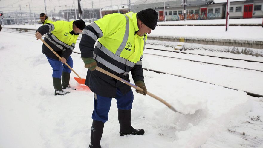 Renfe ha suspendido el servicio de Alta Velocidad de todas las relaciones que unen Madrid con la Comunidad Valenciana y la Región de Murcia, desde la apertura de mañana hasta las 12:00 horas, por las fuertes nevadas y la acumulación de nieve a lo largo de la línea. EFE/Philippe Bourguet/Archivo