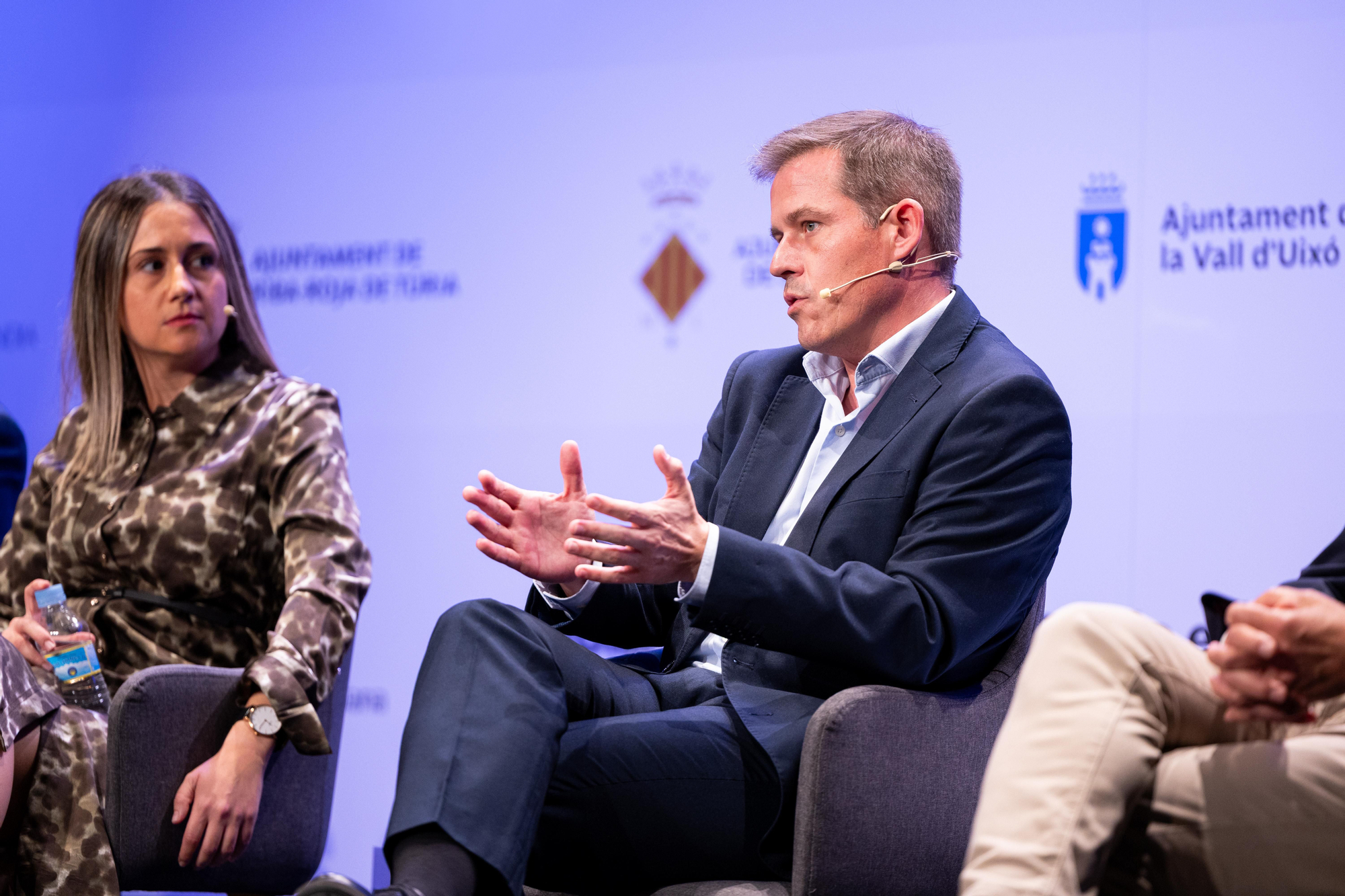 La alcaldesa de la Vall d'Uixò, Tania Baños, junto al alcalde de Xàtiva, Roger Cerdà.