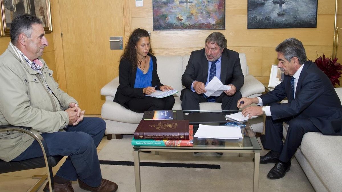 Reunión de Revilla con representantes del Ayuntamiento de Valderredible para tratar sobre el fracking. |