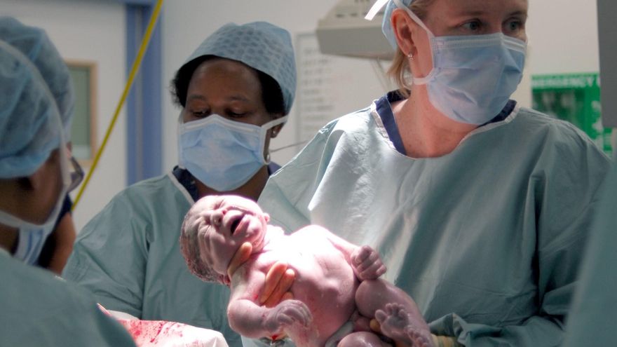 Las matronas del hospital más grande de Euskadi piden perdón por atender con cuatro trabajadoras menos por turno