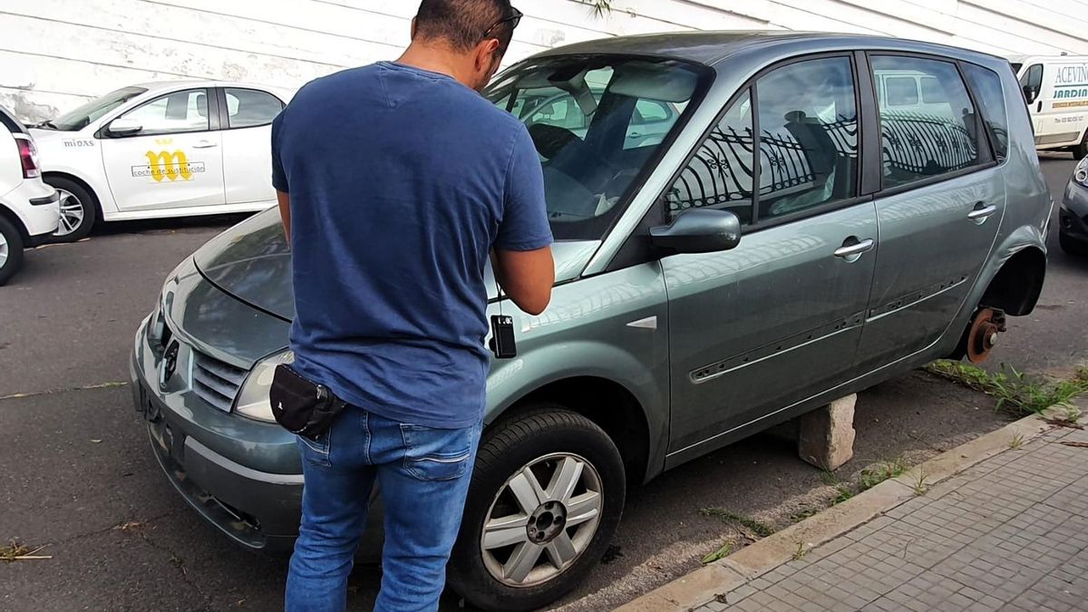 "Son ya un problema estructural": la asociación ACAVI alerta de cientos de coches abandonados en Canarias