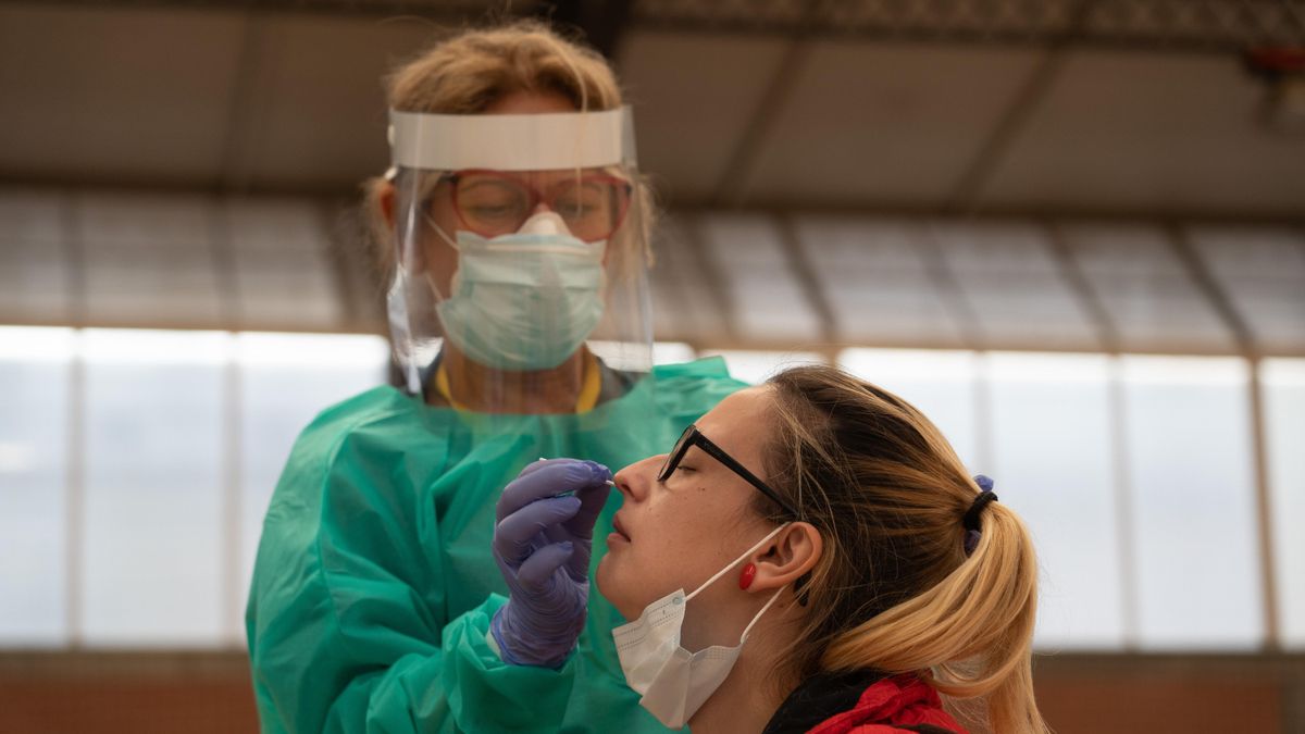 Sanitarios trabajando durante las pruebas de cribado de covid-19 con test de antígenos en el pabellón deportivo de 'El Paraguas'.