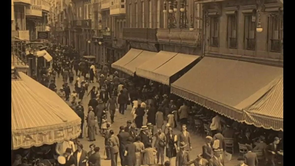 La Rúa Real de A Coruña a finales de los años 20 en un fotograma de 'Viaje por Galicia' de Luis R. Alonso