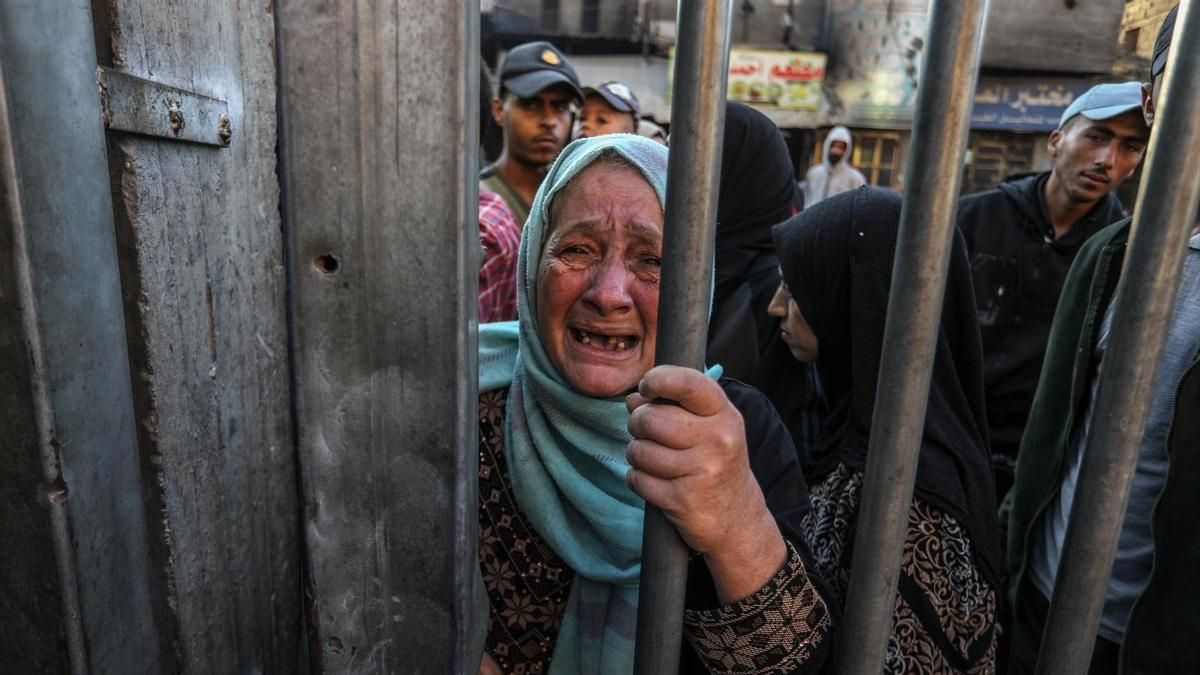 Una mujer gazatí espera la llegada de un familiar a Jan Yunis, este lunes