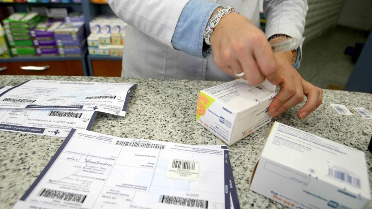 Expedición de medicamentos con receta en una farmacia.