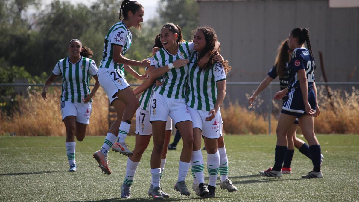 Lorena Guillén celebra un gol junto a sus compañeras del Córdoba CF Femenino