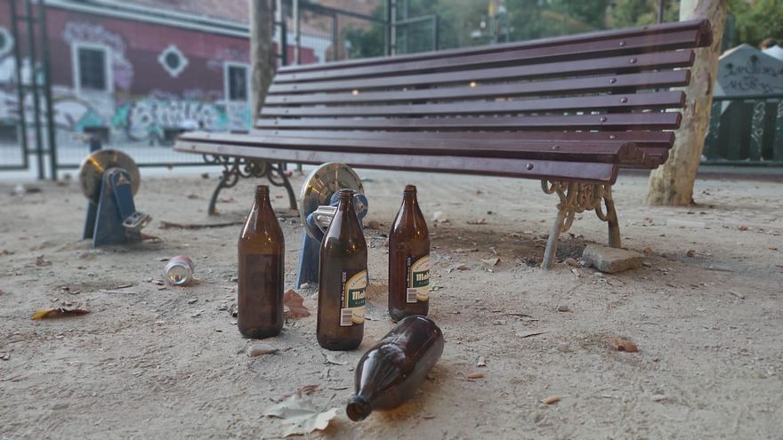 Nuevas multas en la Ordenanza de Limpieza de Madrid: 2.000 euros por botellón y grafitis o 750 euros por reciclar vidrio a deshoras