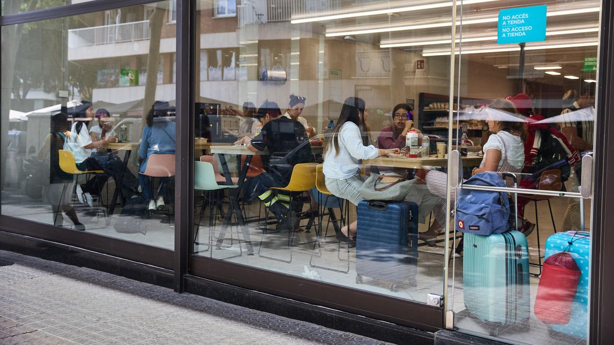 El Gremio de Restauración denuncia por intrusismo a 30 súpers de Barcelona que permiten comer en sus instalaciones