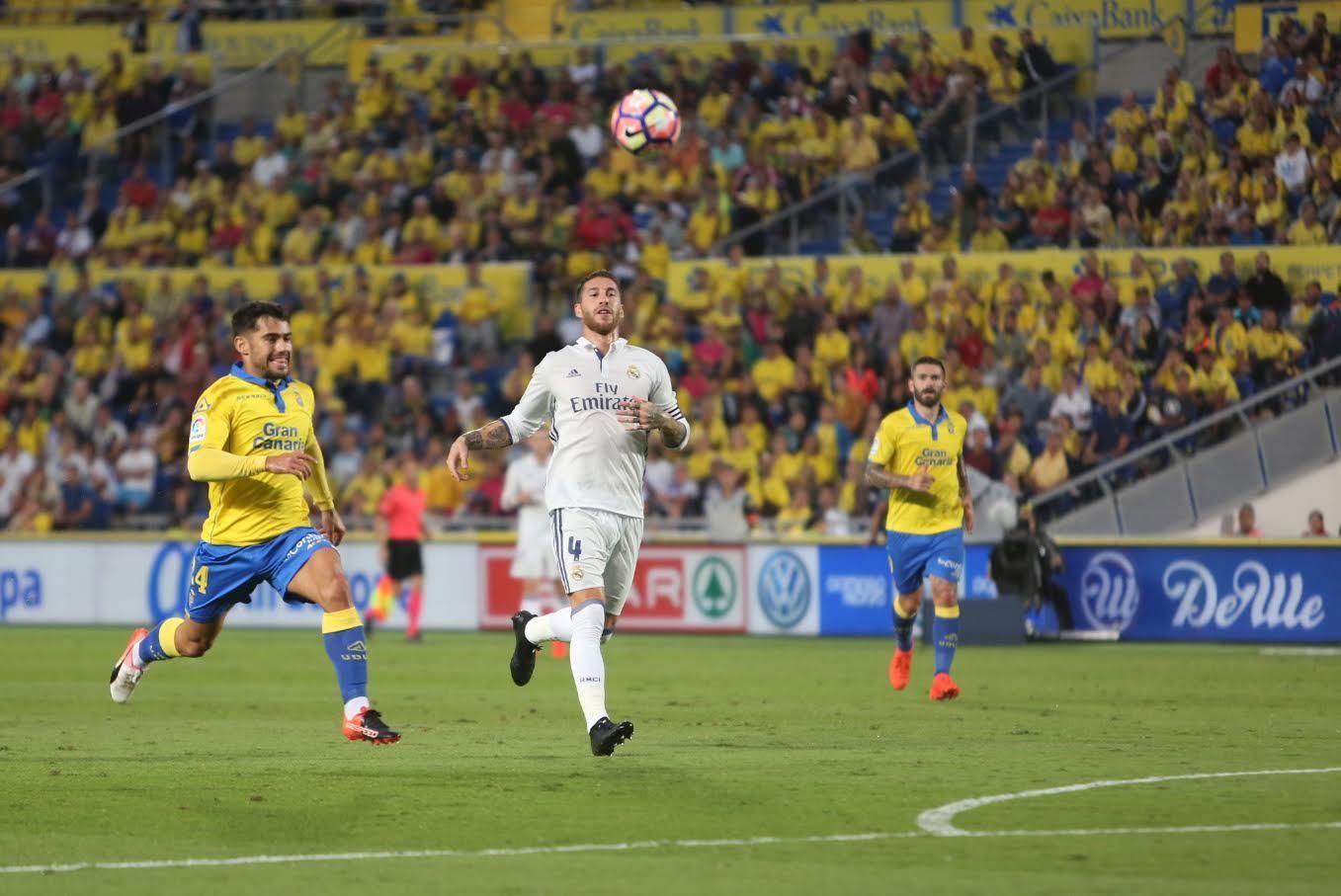 Tana y Ramos pugnan por un balón. (ALEJANDRO RAMOS)