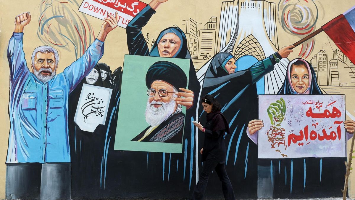 Una chica iraní pasa junto a un mural anti-Estados Unidos y anti-Israel en una calle de Teherán, Irán, el 20 de abril de 2026.