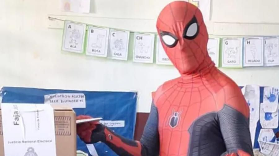 Un hombre vestido de “Hombre Araña” emitió su voto en Santa Fe