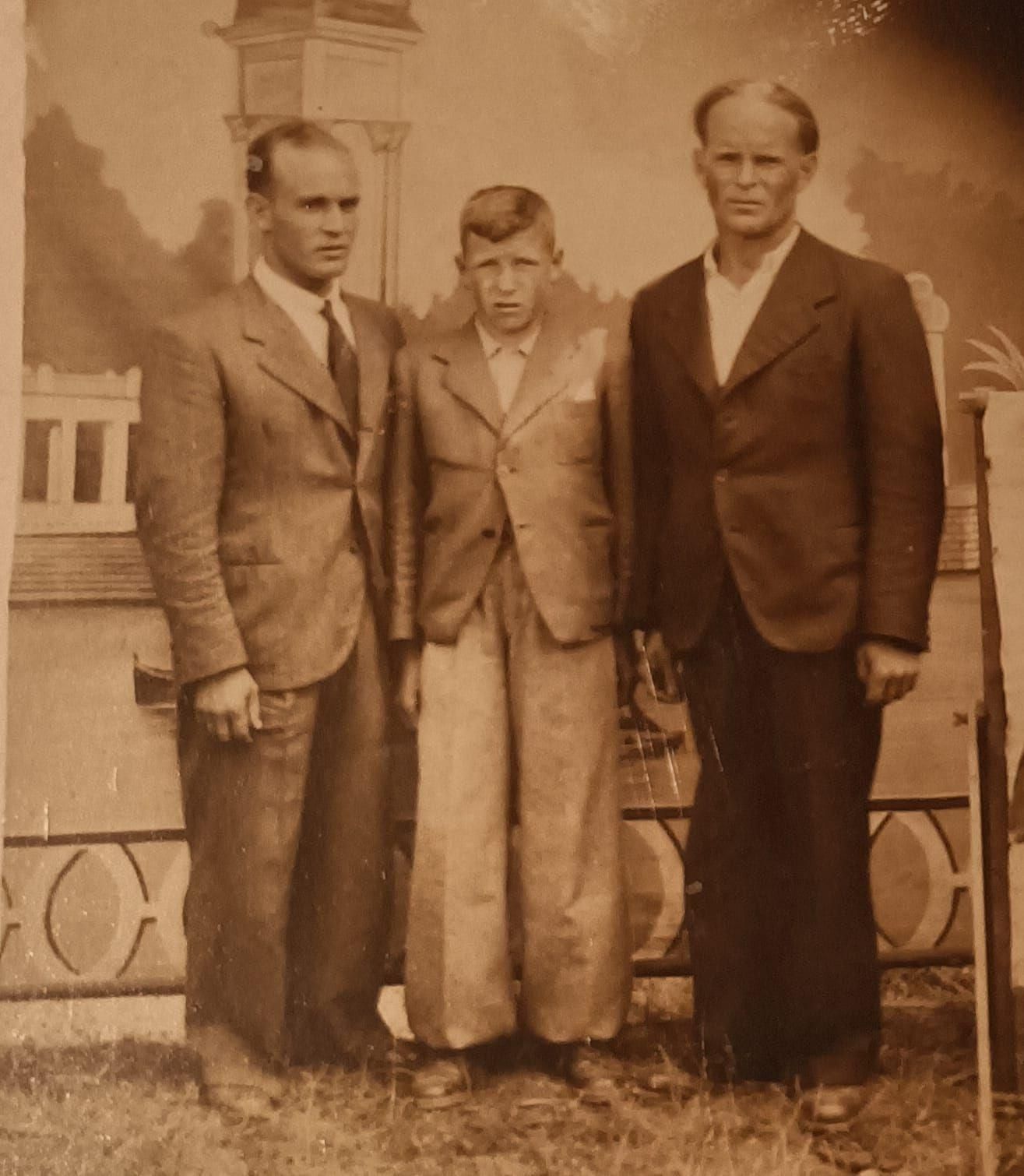 Los hermanos Amílcar e Iván Fernández, junto a su padre Aniceto.