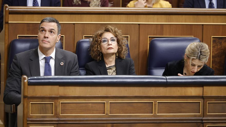 (I-D) El presidente del Gobierno, Pedro Sánchez; la vicepresidenta primera y ministra de Hacienda, María Jesús Montero y la vicepresidenta segunda y ministra de Trabajo, Yolanda Díaz, durante una sesión de control al Gobierno, en el Congreso de los Diputa