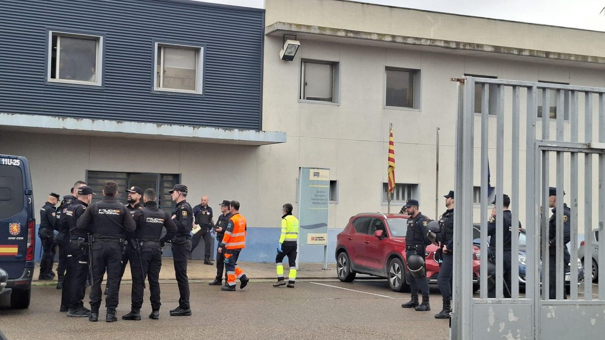 Agentes y sanitarios a las puertas del centro de menores de Juslibol