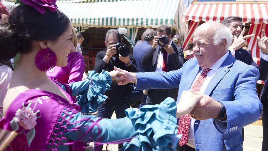 Saludo entre Inés Arrimadas y el consejero de Salud, Jesús Aguirre