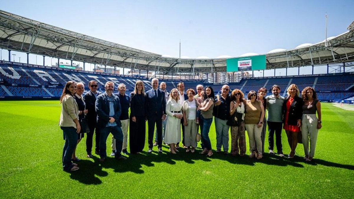 Delegación del Levante U.D. que se ha desplazado a París para recoger los restos de su fundador y primer presidente
