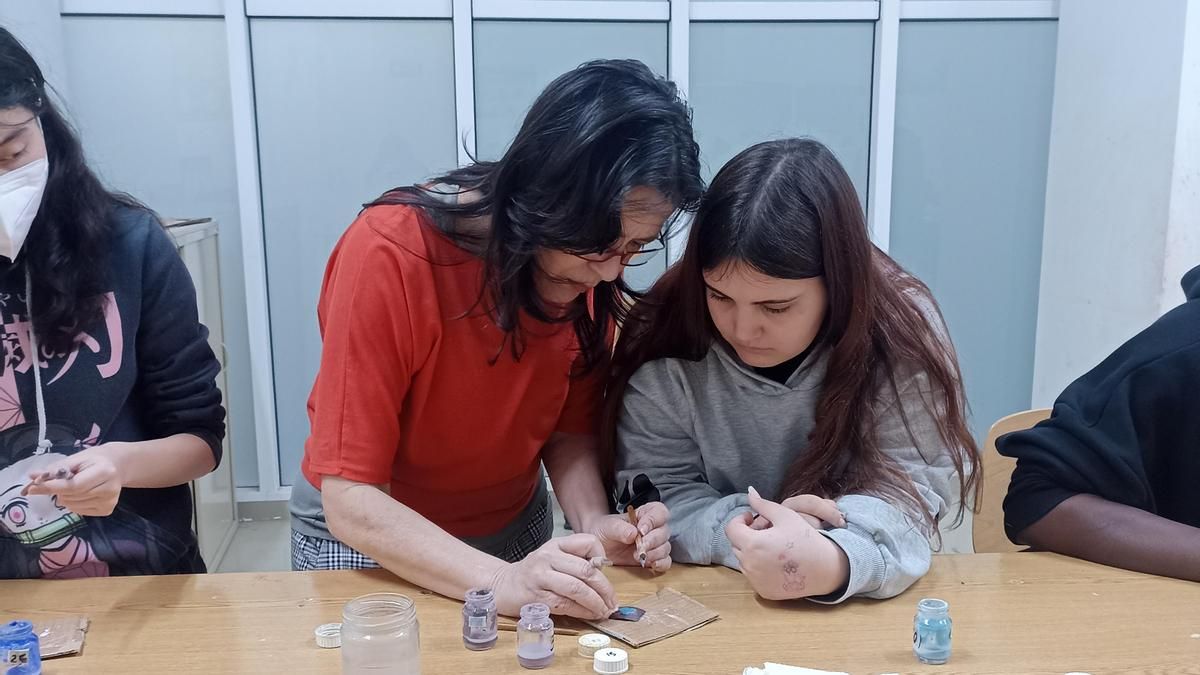 "No tenemos ningún tipo de ayuda": los artesanos temen perder el programa que lleva sus oficios a los colegios aragoneses
