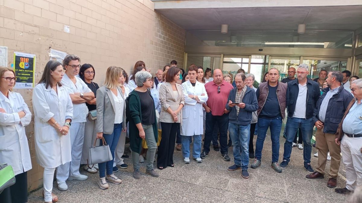 Un momento de la concentración de este jueves en Ejea para protestar por la falta de médicos