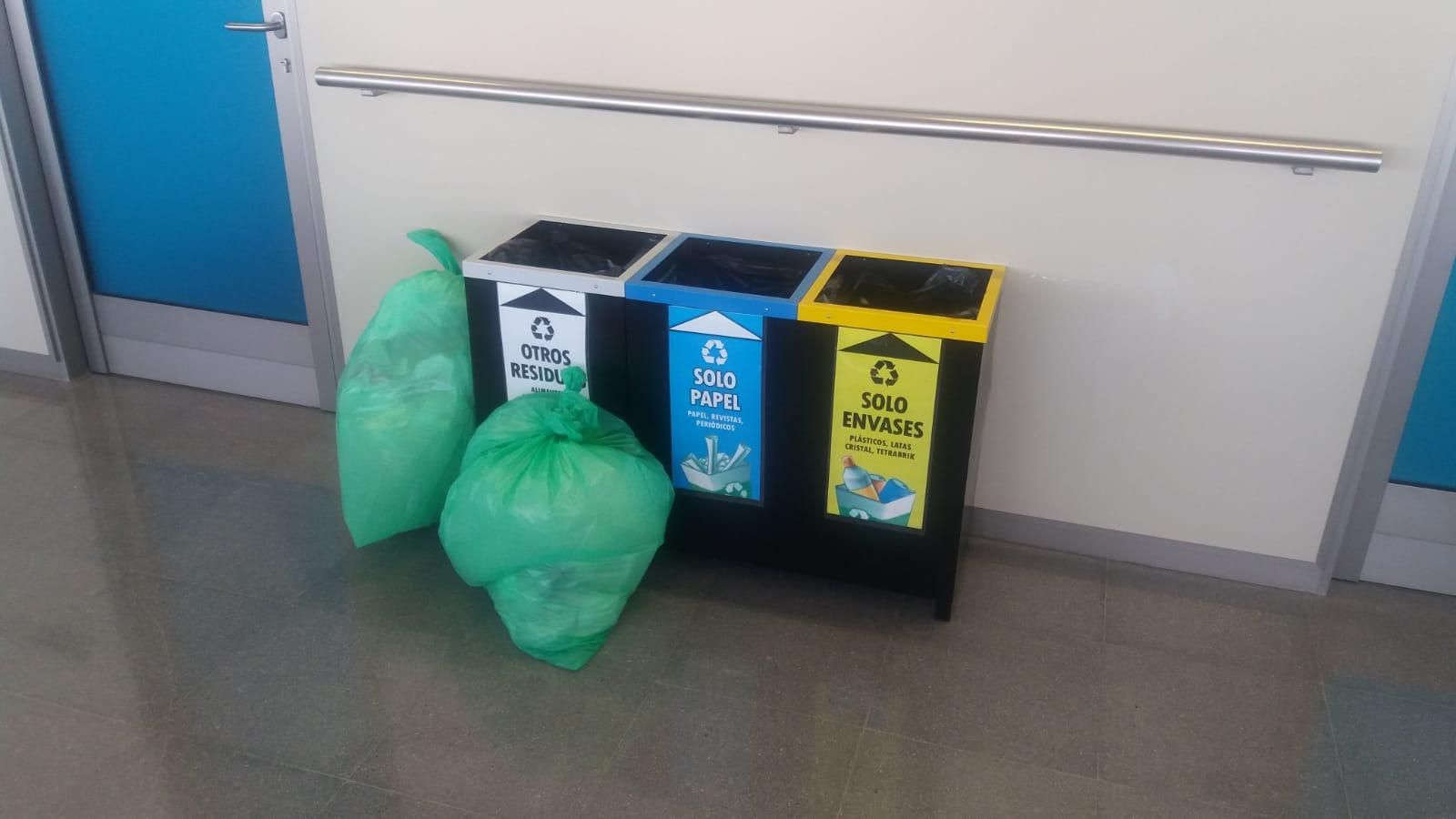 Basura acumulada en un centro de salud de Tenerife