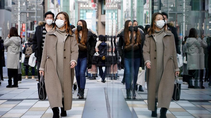 Personas con mascarilla pasean por las calle de Tokio.