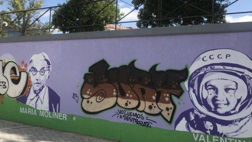 Vandalizan un mural que homenajea a mujeres célebres en el paseo del río Bernesga de León
