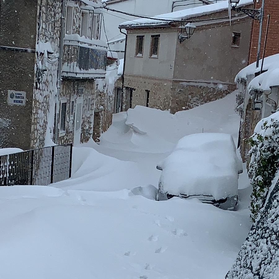 Una calle de Horche (Guadalajara), durante el temporal