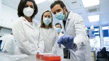 Pablo Casado, en una visita a un laboratorio que produce tests de coronavirus el 8 de mayo.