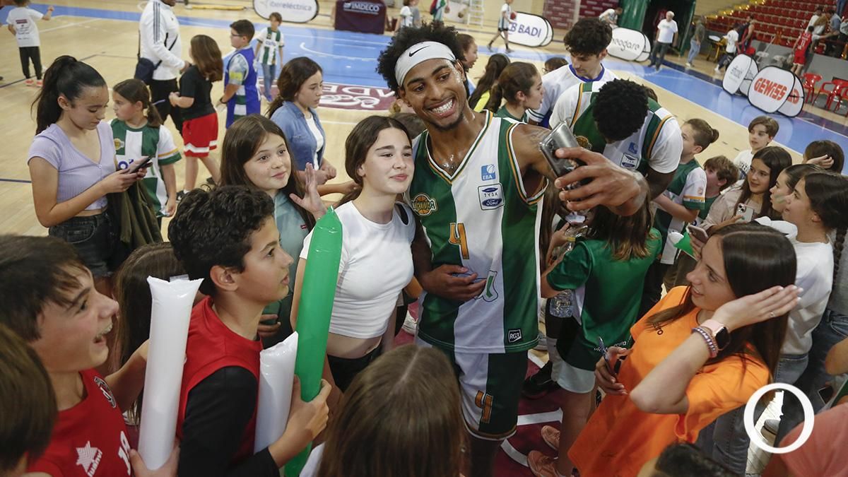 Las imágenes de la celebración del Coto Córdoba CB tras clasificarse para la fase de ascenso