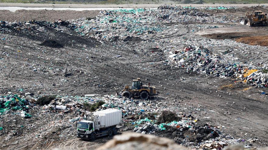 Resignación en el barrio del vertedero madrileño ante la nube de metano