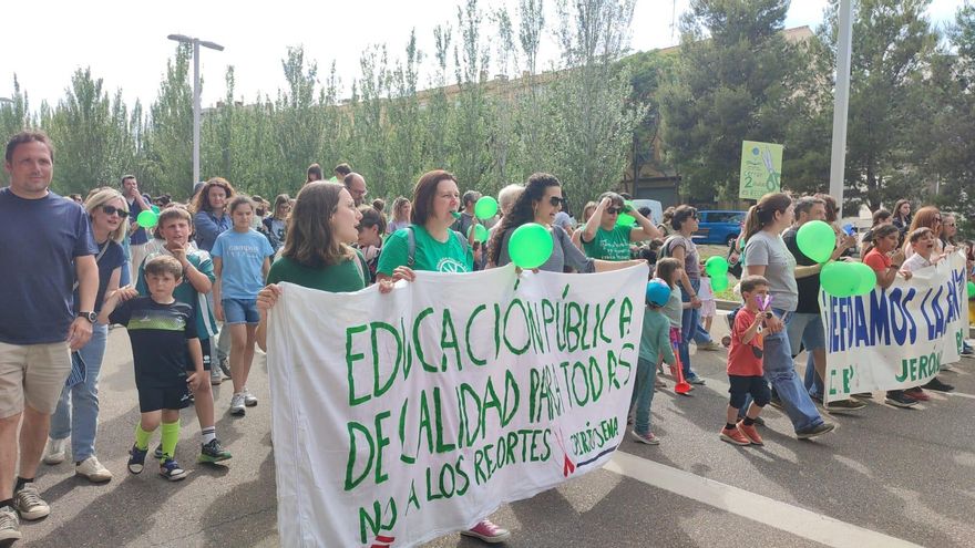 Encierro en un colegio de Zaragoza un día antes de la huelga educativa de Aragón: "Concertar es malversar"