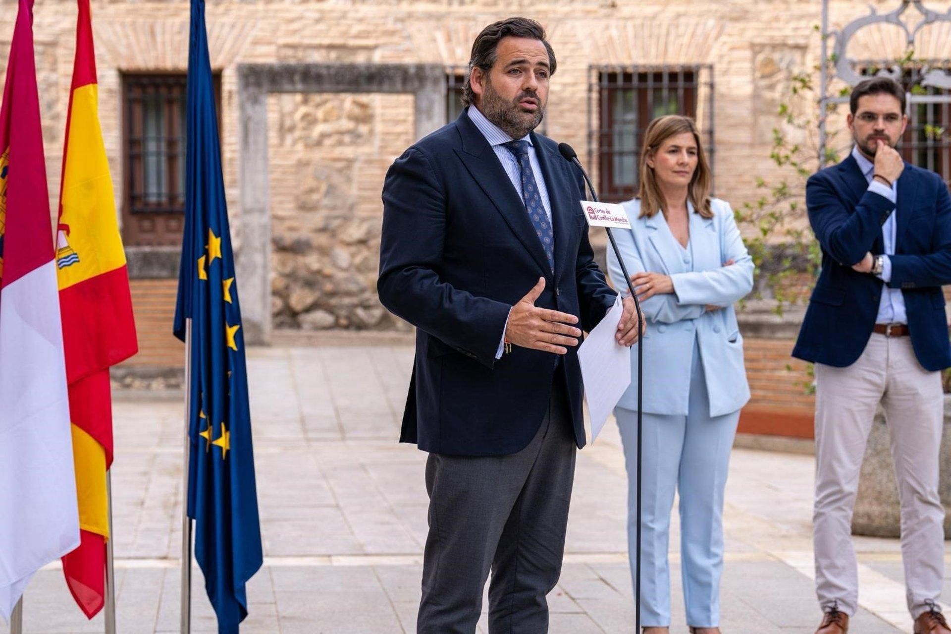 El presidente del PP de Castilla-La Mancha Paco Núñez, hoy, en las Cortes de Castilla-La Mancha junto a la secretaria general del partido Carolina Agudo