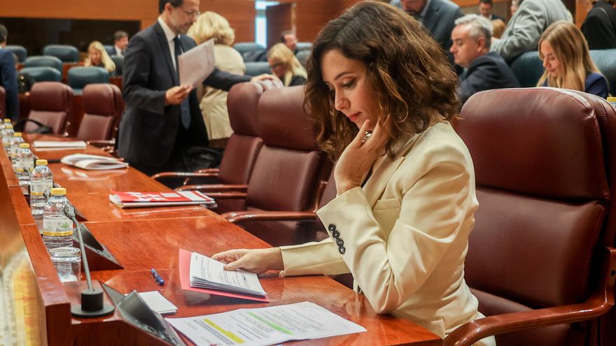 La presidenta de la Comunidad de Madrid, Isabel Díaz Ayuso, en el pleno de la Asamblea