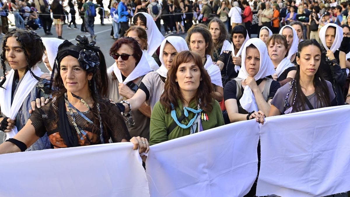 Varias personas en la manifestación por el Día Nacional de la Memoria por la Verdad y la Justicia.