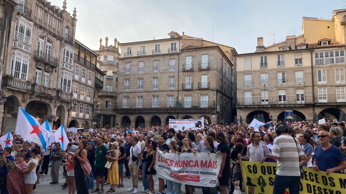 Multitudinarias protestas claman contra la política forestal de la Xunta: "Galicia arde, Rueda responsable"