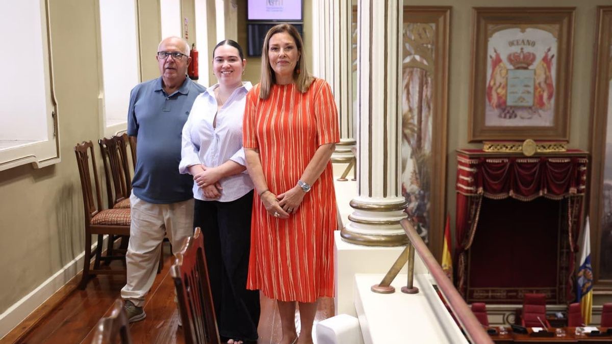 Astrid Pérez, con la obra restaurada a su espalda, junto a Julio del Rosario Fuentes y la restauradora Agustina Torino.