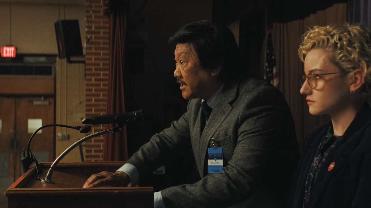 Benedict Wong como Principal Marcus y Julia Garner como Justine en 'Weapons'