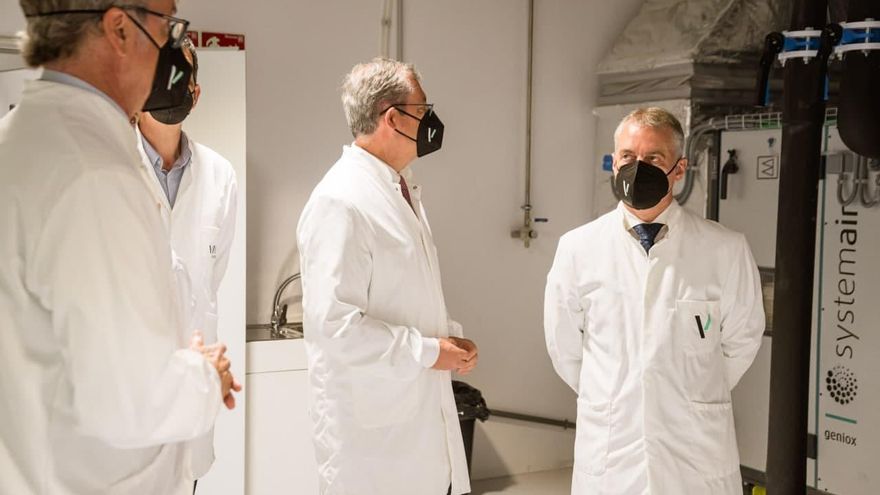 El lehendakari, Iñigo Urkullu, en su visita a la empresa biotecnológica VIVEbiotech, este viernes